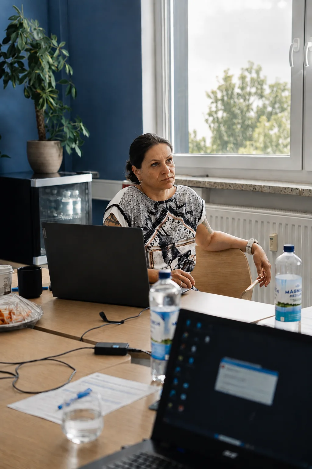 Teilnehmerin am Laptop während der KI-Schulung
